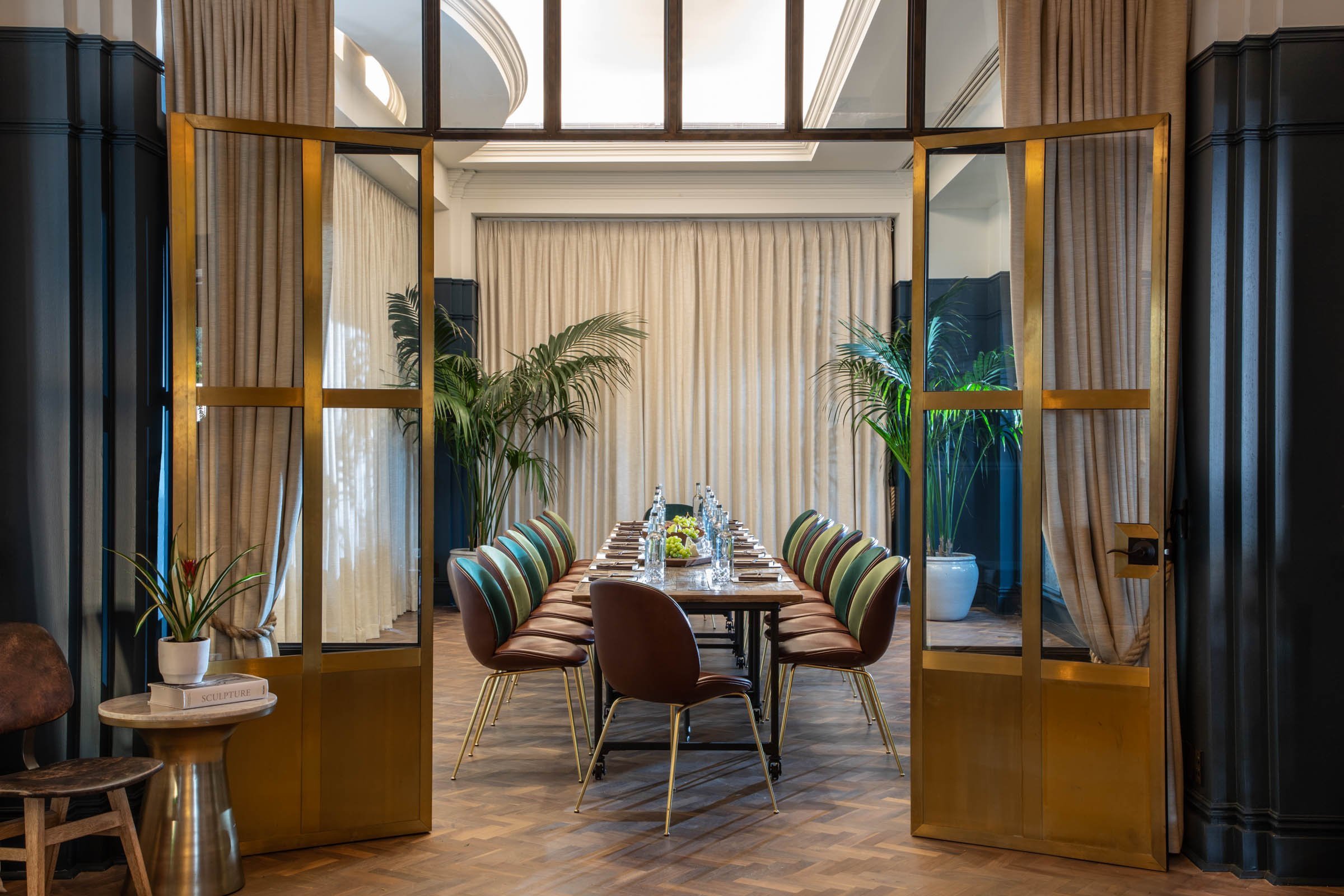 A warm and airy meeting room at Fairmont Miramar.